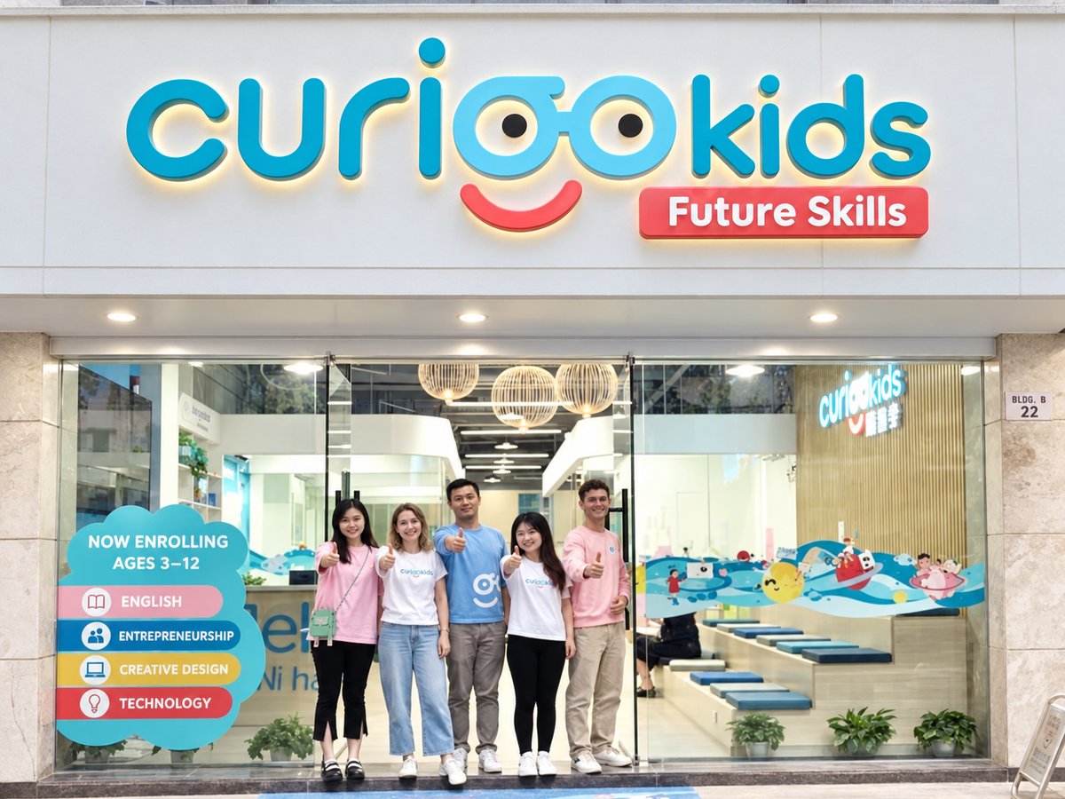 The team at the entrance of a CURIOOkids studio